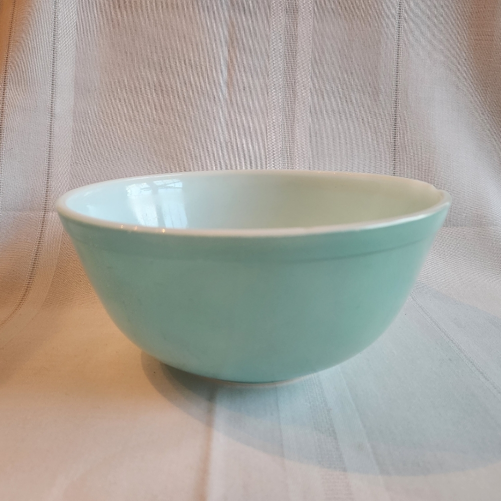 Vintage Pyrex 403 Turquoise / Robins Egg Blue Mixing Bowl ~ 2 1/2 QT